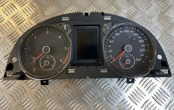 Volkswagen PASSAT B7 Speedometer (instrument cluster) 3AA920870J 8Z6887090Z