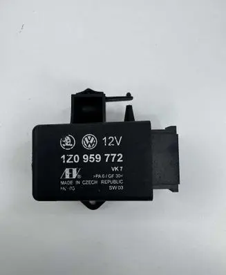 Volkswagen PASSAT B6 Seat heating relay 1Z0959772