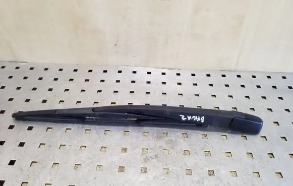 Rear wiper blade arm