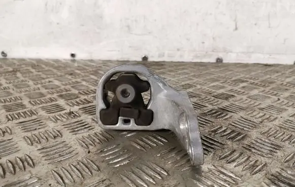 Subaru Outback (BS) Engine mount bracket 1F2319