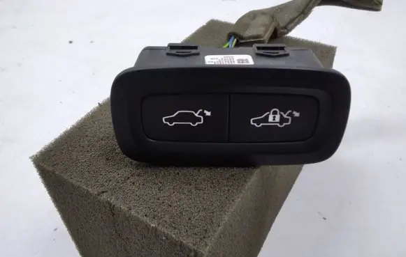 Volvo XC90 Tailgate/boot open switch button 31674801 8888780750