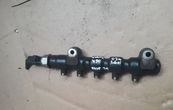 Volvo V50 Fuel distributor 