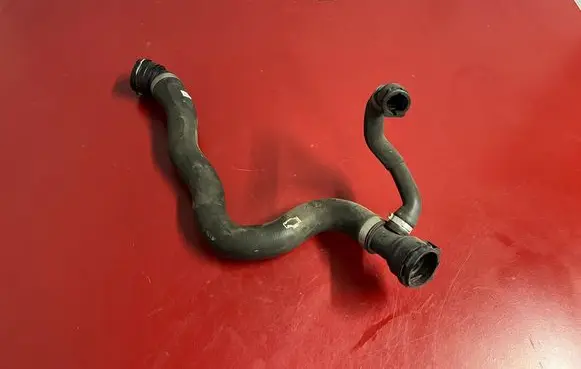 Engine coolant pipe/hose