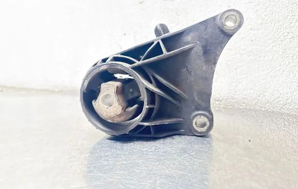 Opel Insignia A Engine mount bracket 230005