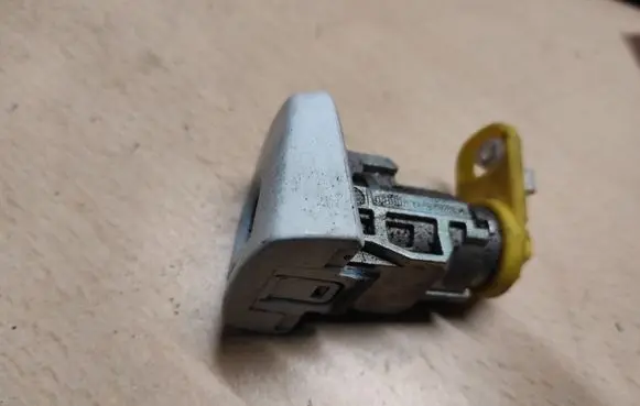 Chevrolet Captiva Front door lock (next to the handle) 