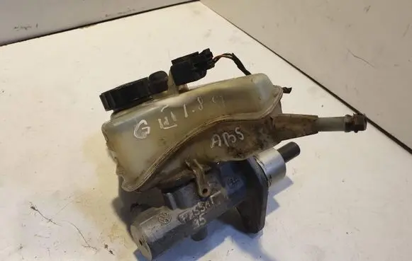 Volkswagen Golf III Master brake cylinder 03350882751 03350882762