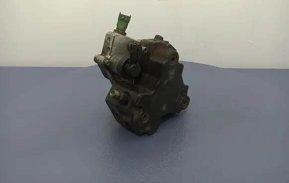 Volvo V70 Fuel injection high pressure pump 8692521