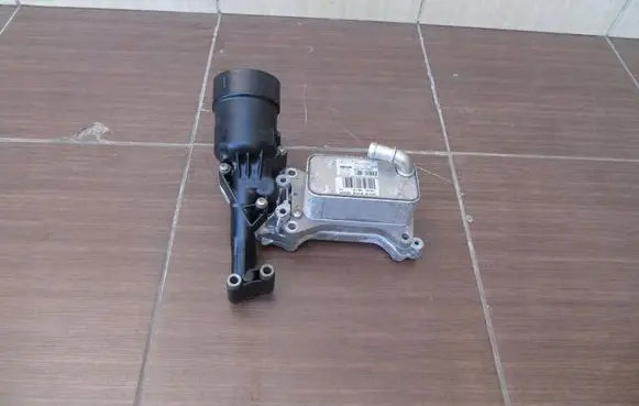 Mercedes-Benz Vito Viano W639 Oil filter mounting bracket a65111800865