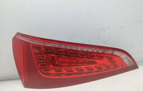 Tailgate rear/tail lights