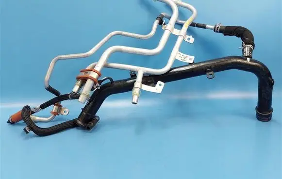 Engine coolant pipe/hose