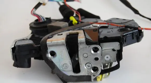 Lexus RX 330 - 350 - 400H Coupe door lock (next to the handle) 