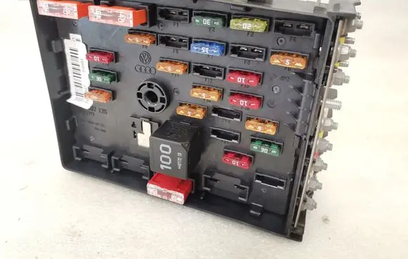 Volkswagen PASSAT B6 Fuse box set 3C0937125