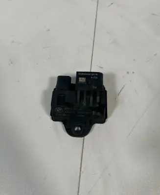 BMW 5 F10 F11 Glow plug pre-heat relay 85708702