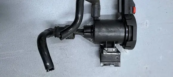 Mercedes-Benz A W176 Fuel tank valve A0004760600