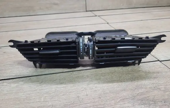 Mercedes-Benz C W204 Dash center air vent grill A2048306054