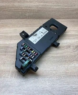 Opel Vectra C Fuse module 518777016 24443147