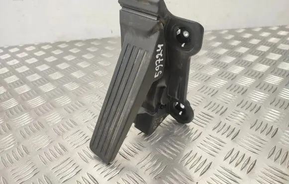 Accelerator throttle pedal