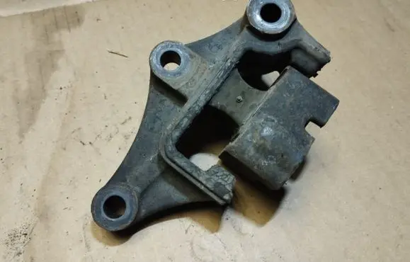 Honda FR-V Engine mounting bracket