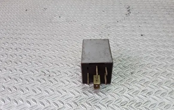 Opel Omega B1 Window wiper relay 90493283