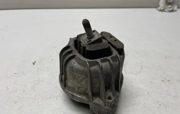 BMW 3 E90 E91 Engine mount bracket 6773743