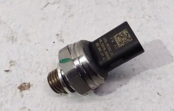Audi A3 S3 8V Oil pressure sensor 05E906277A