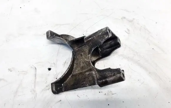 Engine mounting bracket
