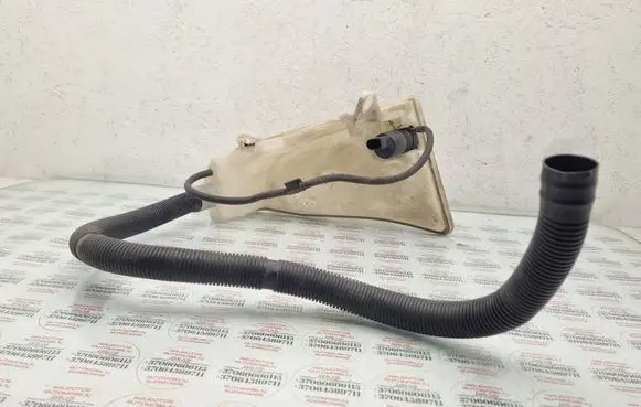 Audi A2 Windshield washer fluid reservoir/tank 8Z0955451
