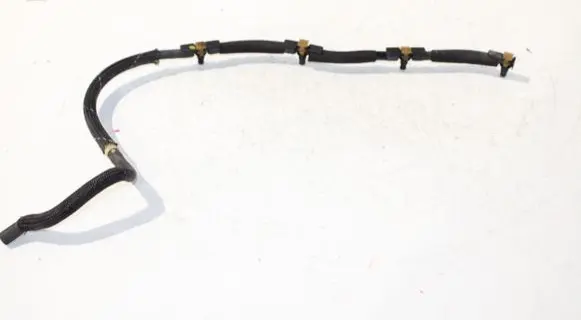 Volkswagen PASSAT B7 Fuel injector supply line/pipe 