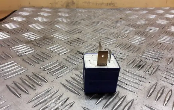 Audi A8 S8 D2 4D Glow plug pre-heat relay 8A0951253 899587