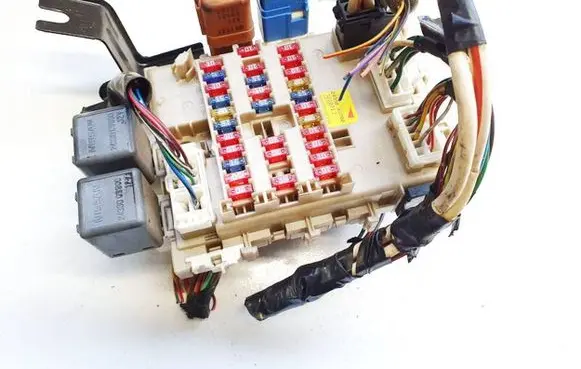 Nissan Primera Fuse box set 24350av700 1220012