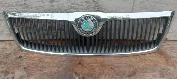 Skoda Octavia Mk2 (1Z) Front bumper upper radiator grill