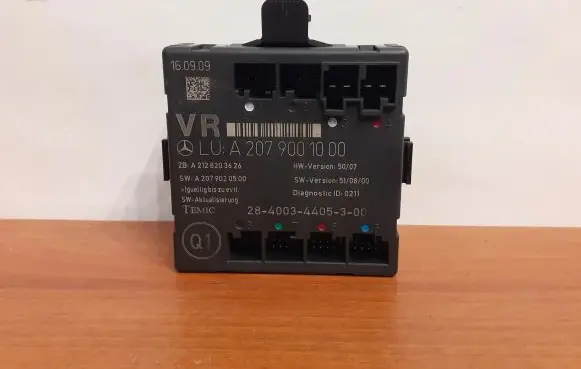 Mercedes-Benz E A207 Door control unit/module A2079001000 A2079020500
