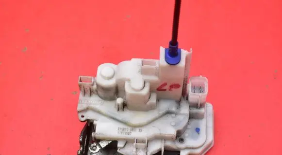 Opel Combo D Front door lock 51975082