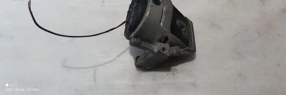 Engine mount bracket