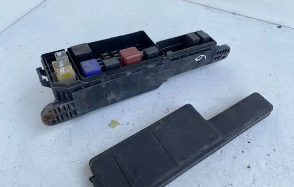 Toyota Avensis T220 Fuse module 8272005010