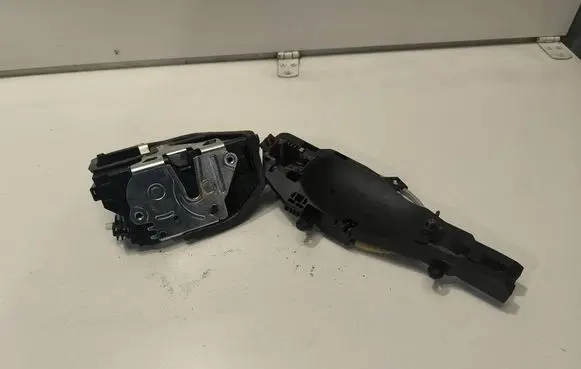 BMW X3 F25 Front door lock 7276668