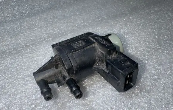 Audi A4 S4 B5 8D Turbo solenoid valve 1J0906283A