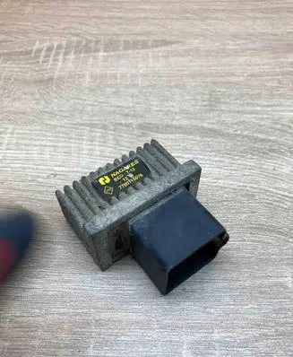Renault Espace III Glow plug pre-heat relay 7700115078