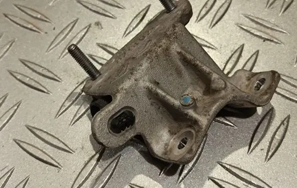 Mercedes-Benz Citan W415 Engine mounting bracket 570157R