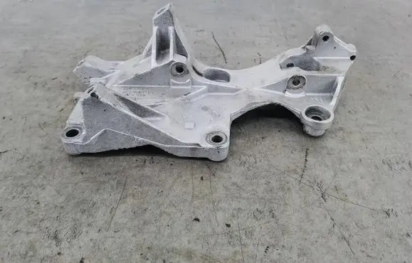 Skoda Fabia Mk1 (6Y) Generator/alternator bracket 045903143E