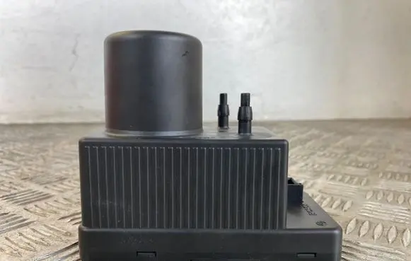 Mercedes-Benz C W203 Central locking vacuum pump 2038000048 0132006365