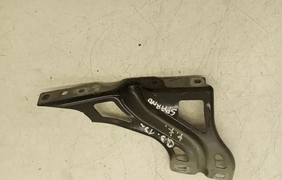 Audi Q3 8U Fender mounting bracket 8U0821135