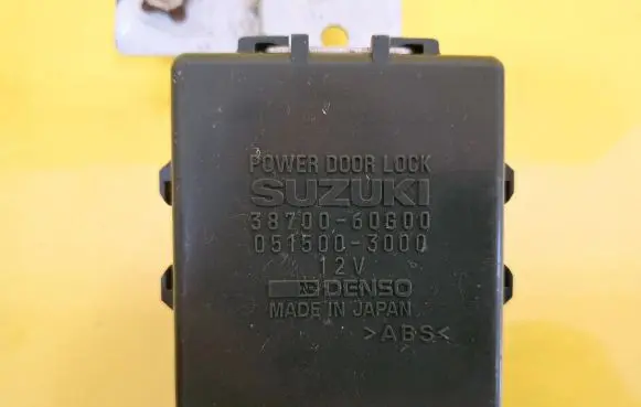 Suzuki Grand Vitara I Door central lock control unit/module 3870060G00