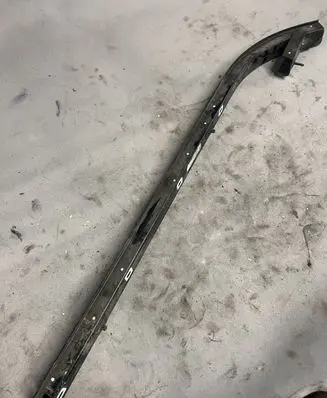 Peugeot 1007 Sliding door bottom rail 9680076980 968007698