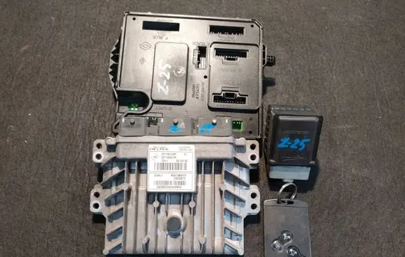 Renault Megane III Engine control unit/module 237100627R 237100120R R0413B007E