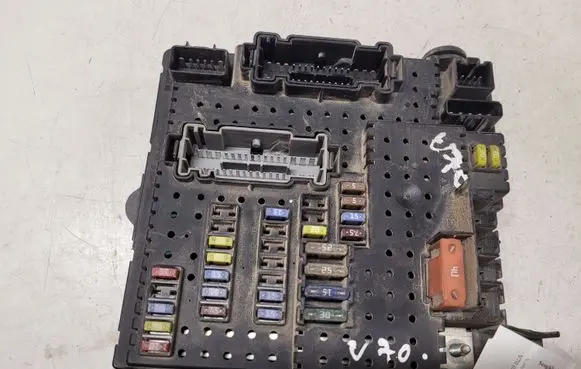 Volvo V70 Fuse module 8676391 04W342 12217799