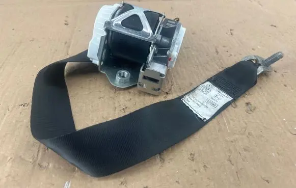 Volkswagen Jetta VI Front seatbelt 5C6857706B 033113 069575