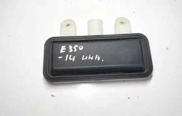 Mercedes-Benz E W212 Tailgate/boot open switch button 2218702410