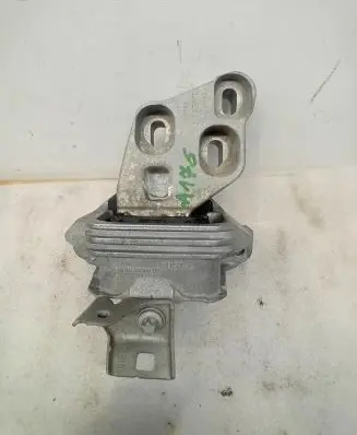 Engine mount vacuum valve