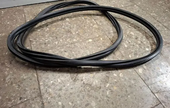 Citroen DS7 Crossback Front door rubber seal 